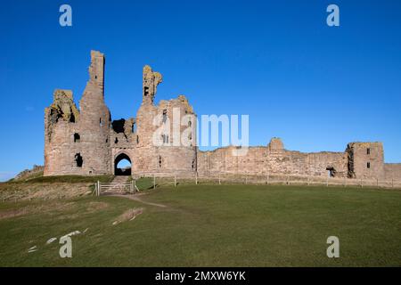 L'avant-garde du château de Dunstanburgh, datant de 14th ans, sur la côte de Northumberland, dans le nord-est de l'Angleterre Banque D'Images