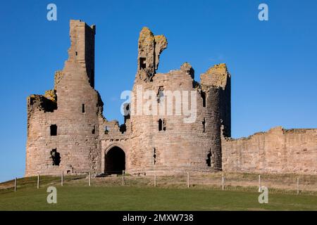 L'avant-garde du château de Dunstanburgh, datant de 14th ans, sur la côte de Northumberland, dans le nord-est de l'Angleterre Banque D'Images