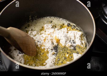 sauce de cuisson à base de beurre et de farine. Ajouter la farine au beurre fondu. Panure. Banque D'Images