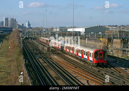 Un train de Londres Underground S8 stock travaillant un service de ligne Metropolitan à Neasden le 21st janvier 2023. Banque D'Images