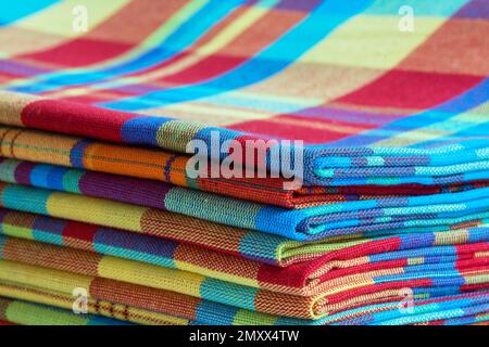 Nappes de madras pliées et empilées, tradition des Antilles Banque D'Images