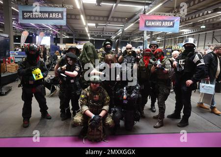 Erfurt, Allemagne. 04th févr. 2023. Les visiteurs se posent vêtus de soldats militaires au salon MAG-C - convention communautaire pour les jeux, le cosplay, l'anime et le manga. Environ 80 exposants sont représentés à la foire. Credit: Bodo Schackow/dpa/Alay Live News Banque D'Images