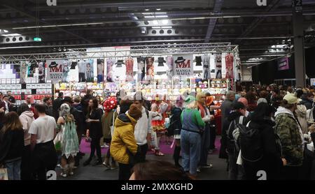 Erfurt, Allemagne. 04th févr. 2023. De nombreux visiteurs se tiennent sur les stands du salon MAG-C - Convention communautaire pour les Jeux, Cosplay, Anime et Manga. Environ 80 exposants sont représentés à la foire. Credit: Bodo Schackow/dpa/Alay Live News Banque D'Images