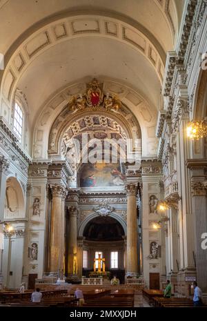 Nef principal et autel haut de la cathédrale de Bologne Banque D'Images