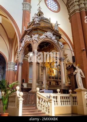 Vue latérale sur le ciborium et le haut autel de la basilique San Petronio, Bologne Banque D'Images