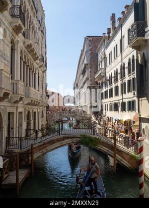 Gondoles sur le canal Rio del Palazzo, Venise Banque D'Images