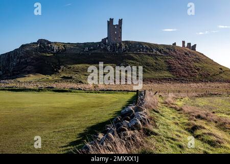 L'avant-garde du château de Dunstanburgh, datant de 14th ans, sur la côte de Northumberland, dans le nord-est de l'Angleterre Banque D'Images