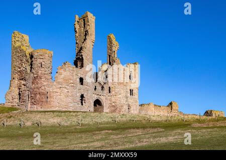 L'avant-garde du château de Dunstanburgh, datant de 14th ans, sur la côte de Northumberland, dans le nord-est de l'Angleterre Banque D'Images