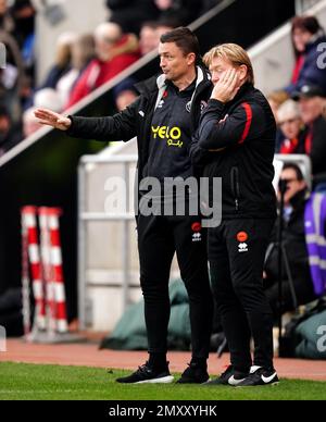 Paul Heckingbottom, directeur de Sheffield United, et Stuart McCall, assistant (à droite) sur la ligne de contact lors du match du championnat Sky Bet au stade AESSEAL New York, Rotherham. Date de la photo: Samedi 4 février 2023. Banque D'Images