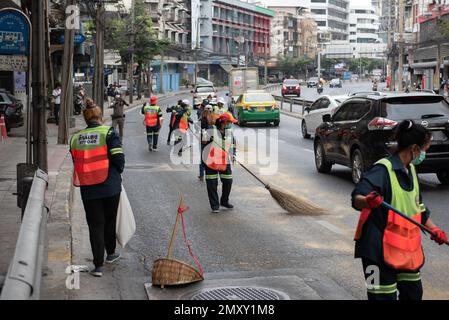 Bangkok, Thaïlande. 04th févr. 2023. 4 févr. 2023 - nettoyage et nettoyage du personnel sur le chemin DIN Daeng, Bangkok, en raison de taches d'huile sur la surface de la route. provoquer un accident du véhicule. (Photo de Teera Noisakran/Pacific Press) Credit: Pacific Press Media production Corp./Alay Live News Banque D'Images