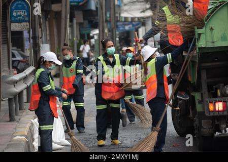 Bangkok, Thaïlande. 04th févr. 2023. 4 févr. 2023 - nettoyage et nettoyage du personnel sur le chemin DIN Daeng, Bangkok, en raison de taches d'huile sur la surface de la route. provoquer un accident du véhicule. (Photo de Teera Noisakran/Pacific Press) Credit: Pacific Press Media production Corp./Alay Live News Banque D'Images