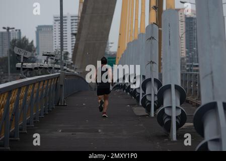 Bangkok, Thaïlande. 04th févr. 2023. 4 février 2023 - cet homme jogging sur le pont de Rama VIII alors que la région de ??Bangkok il ya un risque de pollution de l'air, PM2,5 poussière au cours des derniers jours. (Photo de Teera Noisakran/Pacific Press) Credit: Pacific Press Media production Corp./Alay Live News Banque D'Images