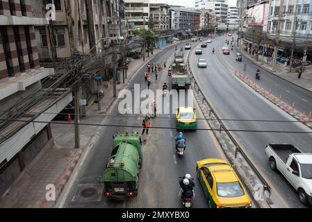 Bangkok, Thaïlande. 4th févr. 2023. 4 févr. 2023 - nettoyage et nettoyage du personnel sur le chemin DIN Daeng, Bangkok, en raison de taches d'huile sur la surface de la route. provoquer un accident du véhicule. (Credit image: © Teera Noisakran/Pacific Press via ZUMA Press Wire) USAGE ÉDITORIAL SEULEMENT! Non destiné À un usage commercial ! Crédit : ZUMA Press, Inc./Alay Live News Banque D'Images