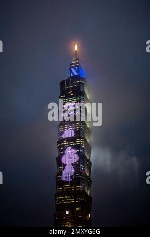 Taipei 101 Skyscraper phare pour le festival Lantern qui a lieu dans les rues de Taipei, Taiwan le 04/02/2023 depuis 2001, le festival Lantern de Taiwan a eu lieu dans différentes villes de Taïwan, et il revient à Taipei après 23 ans, où il a eu lieu pour la première fois. Par Wiktor Dabkowski Banque D'Images