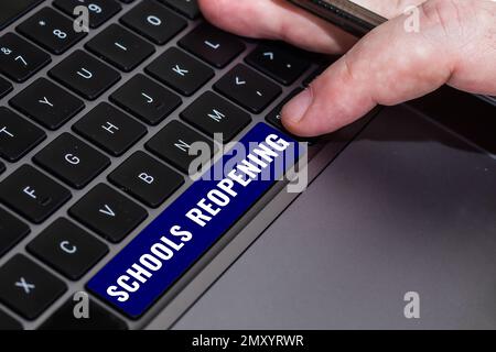 Légende conceptuelle réouverture des écoles. Le mot écrit sur les cours est terminé pour le moment étant la fin de la journée d'école Banque D'Images