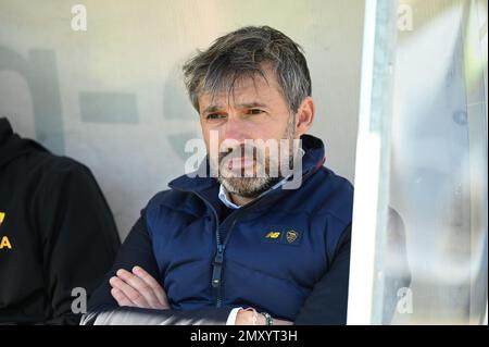 Coach Alessandro Spugna Roma femmes FC pendant la série Un match de football entre Como femmes et Roma femmes le 4 février 2023 au stade Ferruccio Trabattoni à Seregno, Italie. Photo Tiziano Ballabio crédit: Tiziano Ballabio/Alamy Live News Banque D'Images