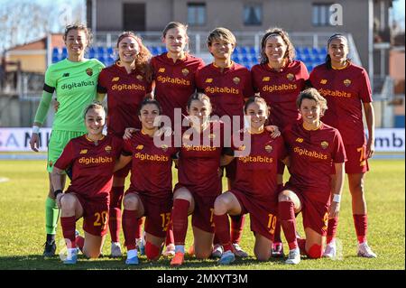 Groupe Roma femmes et entraîneur Salvatore Bocchetti de Hellas Verona FC pendant la série Un match de football entre Como femmes et Roma femmes le 4 février 2023 au stade Ferruccio Trabattoni à Seregno, Italie. Photo Tiziano Ballabio crédit: Tiziano Ballabio/Alamy Live News Banque D'Images