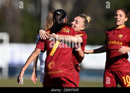 Alves Andressa de Roma femmes célébrant après un but pendant la série Un match de football entre Como femmes et Roma femmes le 4 février 2023 au stade Ferruccio Trabattoni à Seregno, Italie. Photo Tiziano Ballabio crédit: Tiziano Ballabio/Alamy Live News Banque D'Images