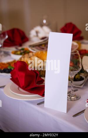 Plaques de papier blanc sur la table café. Banque D'Images