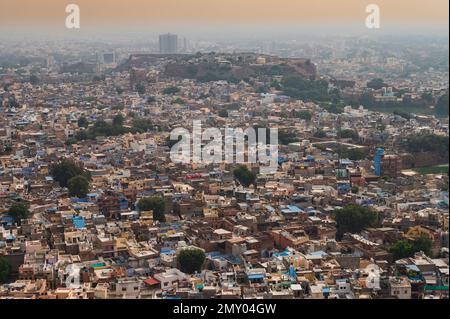 Vue aérienne de la ville bleue, Jodhpur, Rajasthan, Inde. Les Brahmanes résidents adorent le Seigneur Shiva et peignent leurs maisons en bleu comme le bleu est sa couleur préférée. Banque D'Images