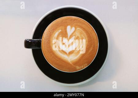 Vue de dessus d'un délicieux cappuccino mousseux avec de beaux latte art Banque D'Images