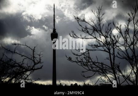 Stuttgart, Allemagne. 04th févr. 2023. Des nuages gris passent à côté de la tour de télévision de Stuttgart. Credit: Christoph Schmidt/dpa/Alay Live News Banque D'Images