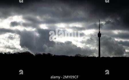 Stuttgart, Allemagne. 04th févr. 2023. Des nuages gris passent à côté de la tour de télévision de Stuttgart. Credit: Christoph Schmidt/dpa/Alay Live News Banque D'Images