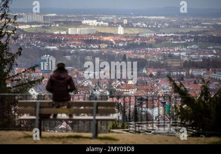 Stuttgart, Allemagne. 04th févr. 2023. Une femme est assise sur un banc au point de vue de Geroksruhe par temps variable et bénéficie de la vue. Credit: Christoph Schmidt/dpa/Alay Live News Banque D'Images