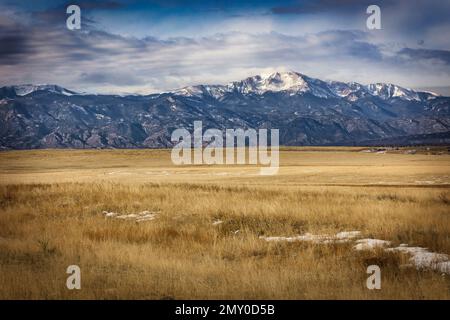 Pikes Peak et les montagnes Rocheuses vus de Falcon, Colorado. Banque D'Images