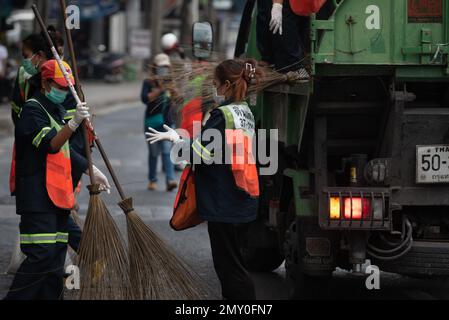 Bangkok, Thaïlande. 4th févr. 2023. 4 févr. 2023 - nettoyage et nettoyage du personnel sur le chemin DIN Daeng, Bangkok, en raison de taches d'huile sur la surface de la route. provoquer un accident du véhicule. (Credit image: © Teera Noisakran/Pacific Press via ZUMA Press Wire) USAGE ÉDITORIAL SEULEMENT! Non destiné À un usage commercial ! Crédit : ZUMA Press, Inc./Alay Live News Banque D'Images