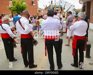 Village Party reines sur un flotteur avec un groupe de quatre pièces jouant pendant l'Assomption annuelle de la Vierge Marie 15 août célébrations Lantadilla Espagne Banque D'Images