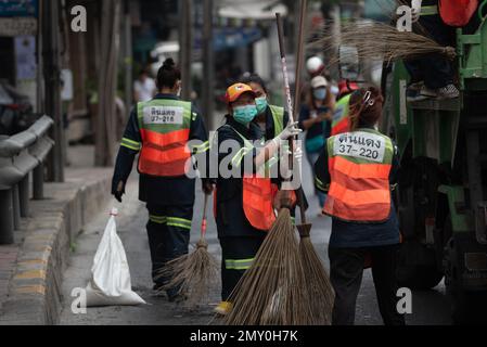 Bangkok, Thaïlande. 4th févr. 2023. 4 févr. 2023 - nettoyage et nettoyage du personnel sur le chemin DIN Daeng, Bangkok, en raison de taches d'huile sur la surface de la route. provoquer un accident du véhicule. (Credit image: © Teera Noisakran/Pacific Press via ZUMA Press Wire) USAGE ÉDITORIAL SEULEMENT! Non destiné À un usage commercial ! Crédit : ZUMA Press, Inc./Alay Live News Banque D'Images