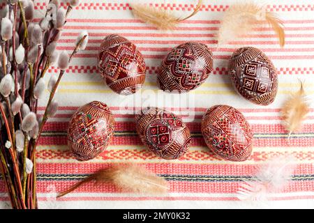 Pâques toujours la vie avec la pysanka sur le tissu ukrainien traditionnel. Oeufs de Pâques décorés, traditionnels pour la culture de l'Europe de l'est. Plat Banque D'Images