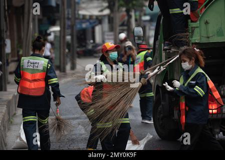 Bangkok, Thaïlande. 4th févr. 2023. 4 févr. 2023 - nettoyage et nettoyage du personnel sur le chemin DIN Daeng, Bangkok, en raison de taches d'huile sur la surface de la route. provoquer un accident du véhicule. (Credit image: © Teera Noisakran/Pacific Press via ZUMA Press Wire) USAGE ÉDITORIAL SEULEMENT! Non destiné À un usage commercial ! Crédit : ZUMA Press, Inc./Alay Live News Banque D'Images