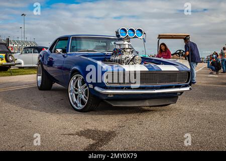 Daytona Beach, FL - 26 novembre 2022 : vue panoramique d'une Camaro Pro Street 1968 de Chevrolet personnalisée lors d'un salon de voiture local. Banque D'Images