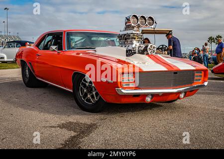 Daytona Beach, FL - 26 novembre 2022 : vue panoramique d'une Camaro Z28 Pro Street 1969 de Chevrolet lors d'un salon automobile local. Banque D'Images