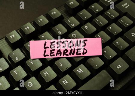 Écriture affichage de texte leçons apprises, concept signification promouvoir partager et utiliser les connaissances issues de l'expérience Banque D'Images