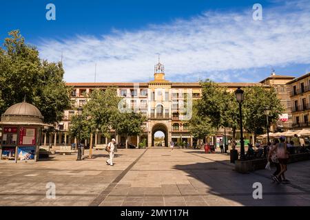 Tolède, Espagne - 21 juin 2022: Place Zocodover et Arco de la Sangre, l'une des places les plus populaires pour les touristes Banque D'Images