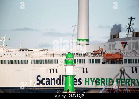 04 février 2023, Mecklembourg-Poméranie occidentale, Warnemünde : un ferry de la mer Baltique quitte le Seekanal en direction de la mer Baltique. Les vacances d'hiver commencent ce week-end à Mecklembourg-Poméranie occidentale. Photo: Frank Hormann/dpa Banque D'Images