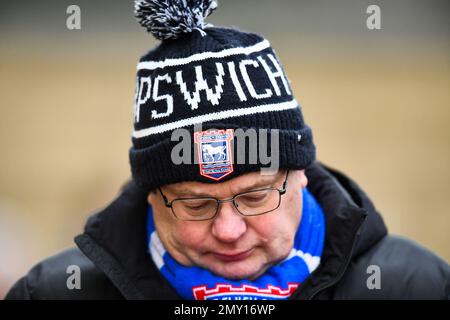 Les fans d'Ipswich arrivent avant le match de la Sky Bet League 1 entre Cambridge United et Ipswich Town au R Costaings Abbey Stadium, Cambridge, le samedi 4th février 2023. (Crédit : Kevin Hodgson | ACTUALITÉS MI) crédit : ACTUALITÉS MI et sport /Actualités Alay Live Banque D'Images