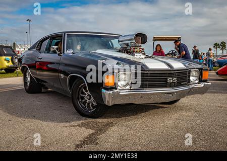 Daytona Beach, Floride - 26 novembre 2022 : perspective basse d'une Chevelle SS Pro Street 1972 de Chevrolet lors d'un salon automobile local. Banque D'Images
