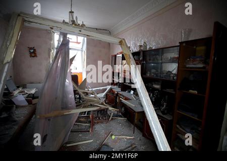 Non exclusif: KRAMATORSK, UKRAINE - 2 FÉVRIER 2023 - Un salon en ruines est photographié à l'intérieur d'un immeuble résidentiel de quatre étages dans le centre-ville Banque D'Images