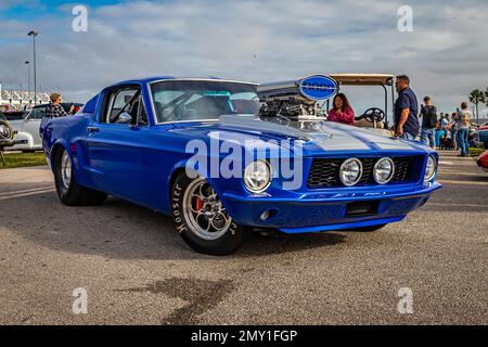 Daytona Beach, FL - 26 novembre 2022: Vue d'angle avant large d'un 1968 Ford Mustang Pro Street Fastback à un salon de voiture local. Banque D'Images