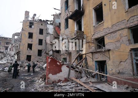 Non exclusif: KRAMATORSK, UKRAINE - 2 FÉVRIER 2023 - Un immeuble résidentiel de quatre étages dans le centre-ville est photographié après avoir été frappé par une Russie Banque D'Images
