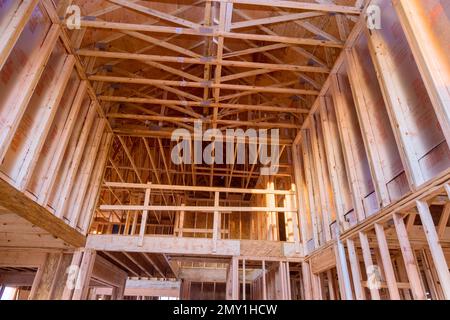 Bâtiment standard à ossature de bois avec gros plan sur le toit fermes ouvriers clouant des poutres en bois Banque D'Images