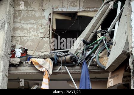 Non exclusif: KRAMATORSK, UKRAINE - 2 FÉVRIER 2023 - Un immeuble résidentiel de quatre étages dans le centre-ville est photographié après avoir été frappé par une Russie Banque D'Images