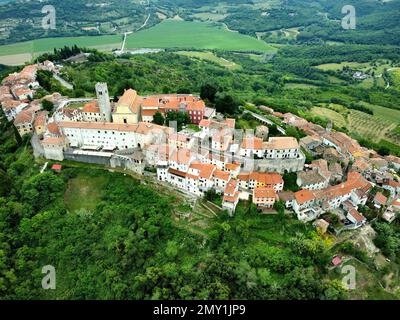 Une vue aérienne de la ville de Motovun sur une colline avec des bâtiments résidentiels en Croatie Banque D'Images