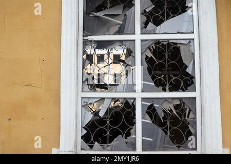 Non exclusif: KRAMATORSK, UKRAINE - 2 FÉVRIER 2023 - Un immeuble résidentiel de quatre étages dans le centre-ville est photographié après avoir été frappé par une Russie Banque D'Images