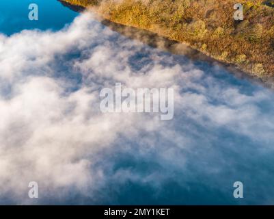 Vue aérienne de Lough fad dans le brouillard du matin, Comté de Donegal, République d'Irlande. Banque D'Images