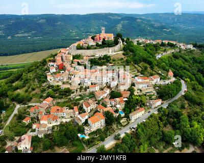 Une vue aérienne de la ville de Motovun sur une colline avec des bâtiments résidentiels en Croatie Banque D'Images